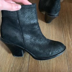 KENNETH COLE REACTION BOOTIES